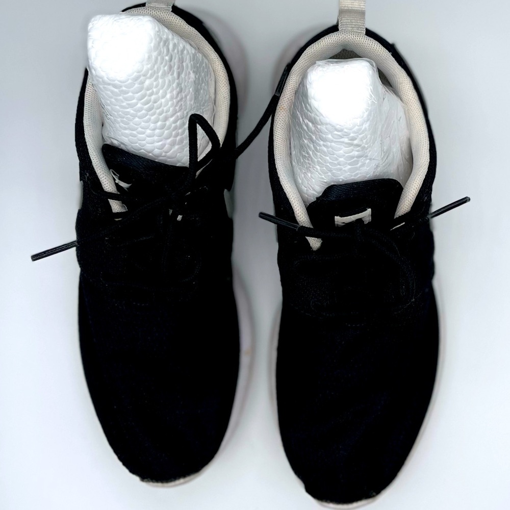 Nike Roche black/white size 3.5Y